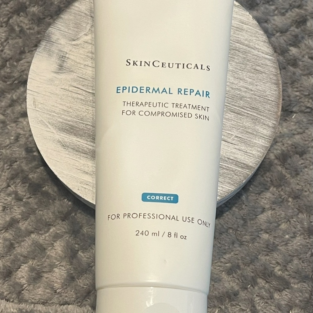 SkinCeuticals Epidermal Repair Cream - White and Blue